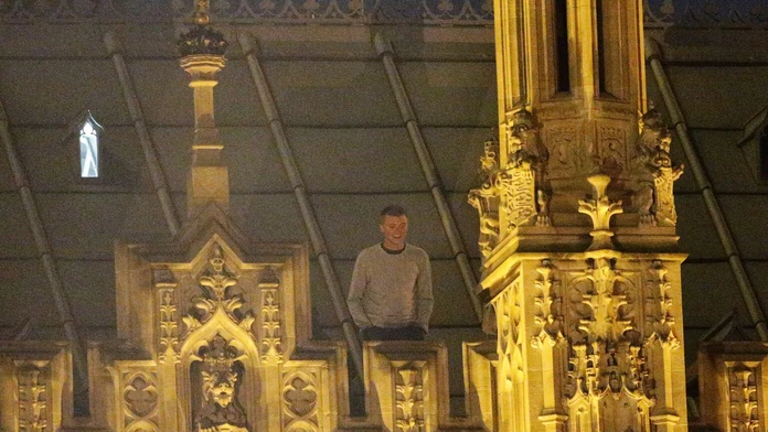 Muž na streche parlamentu strávil celú noc