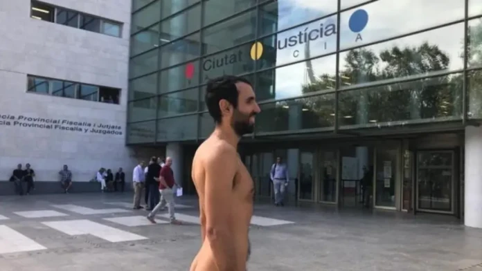 Bizarný príbeh zo Španielska: Nudista dostal vysokú pokutu za nahotu na policajnej stanici