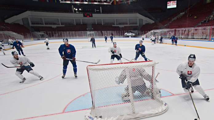 Slovenskí reprezentanti počas tréningu v petrohradskej hale.