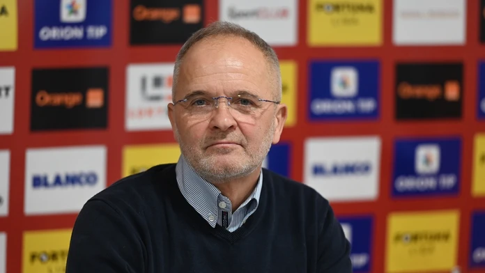 Tréner Serede Juraj Jarábek počas tlačovej konferencie.