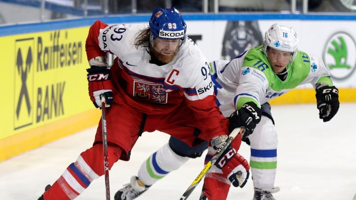 Ales Music (Slovinsko) sa snaží zobrať puk české kapitánovi Jakubovi Voráčkovi.