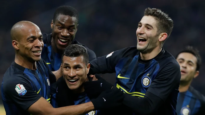 Jeison Murillo oslavuje svoj gól so spoluhráčmi.