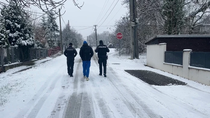 Polícia odvliekla z vyučovania študenta na výsluch.