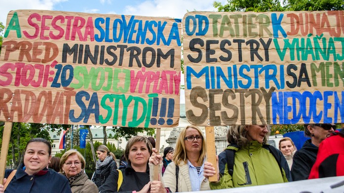 Protest zdravotníkov pred úradom vlády, ktorí hrozia po nesplnení podmienok hromadnými výpoveďami. 30. septembra