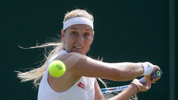 Slovenská tenistka Dominika Cibulková odvracia loptičku proti Alize Cornetovej v 1. kole Wimbledonu.