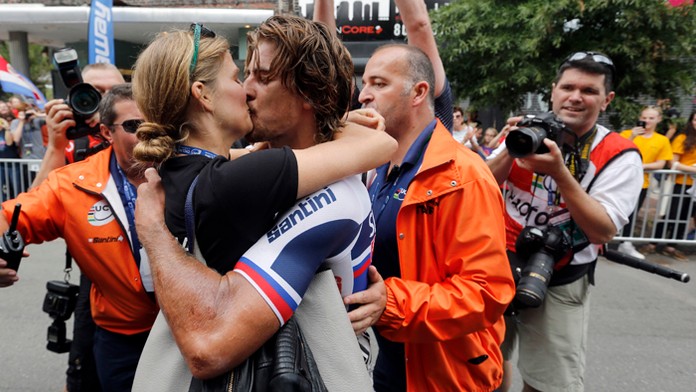 Slovenský cyklista Peter Sagan takto bozkával svoju ešte priateľku Katarínu Smolkovú v roku 2015.