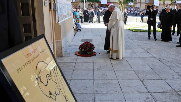 Pápež František sa modlí pred domom kňaza Giuseppeho "Pina" Puglisiho, v roku 1993 ho zastrelili nájomní vrahovia mafie.