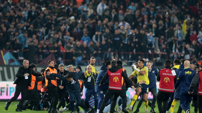 VIDEO: Najprv oslavy, potom hromadná bitka. Fanúšikovia napadli hráčov v elitnej európskej lige