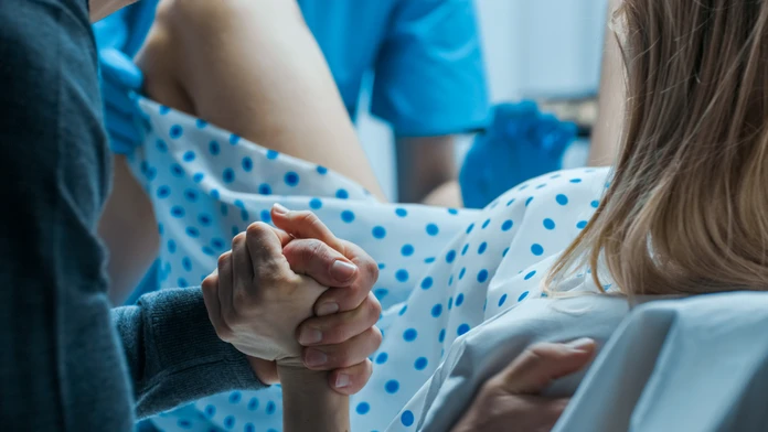 Lekár pri pôrode odtrhol bábätku hlavu. Nemocnica chcela zlyhanie zamiesť pod koberec