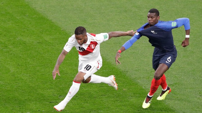 Farfan v súboji s Pogbom.