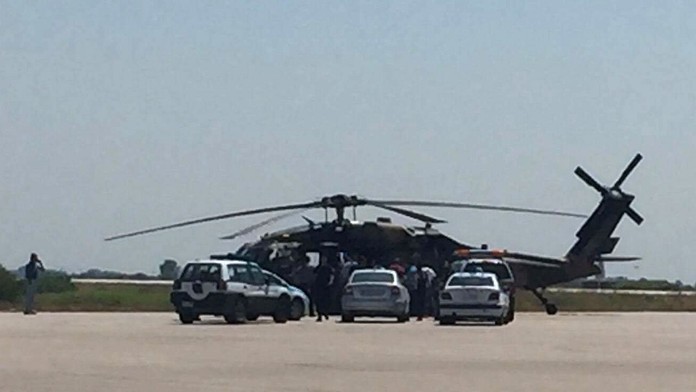 Turecký vrtuľník s pučistami pristál v Grécku.