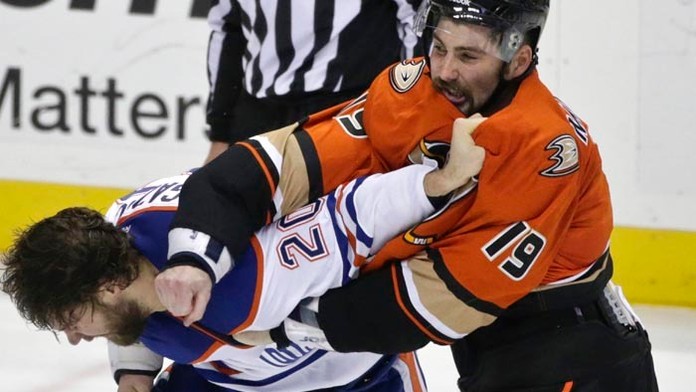 Hokejisti Edmontonu Oilers zvíťazili v noci na štvrtok na ľade Anaheimu Ducks.