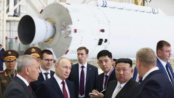 Ruský prezident Vladimir Putin a severokórejský líder Kim Čong-un si prezerajú hangár na montáž rakiet