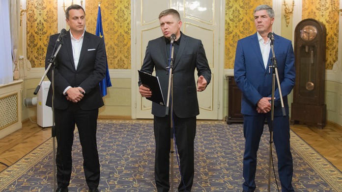 Andrej Danko (SNS), Robert Fico (Smer-SD) a Béla Bugár (Most-Híd).