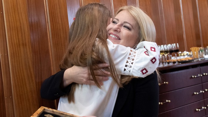 Dievčatko objíma prezidentku.