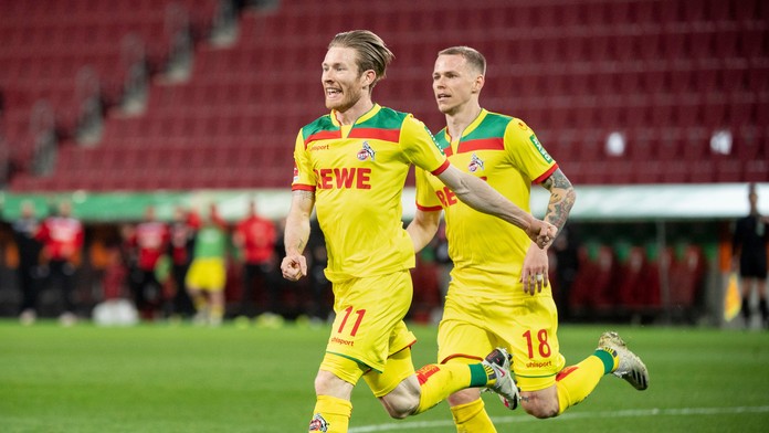 Zľava Florian Kainz a Ondrej Duda z Kolína oslavujú gól na pôde Augsburgu.