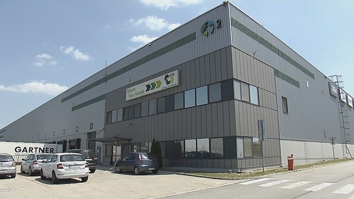 Polícia pred dubnickou firmou.