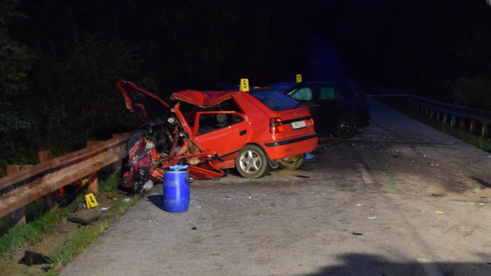 Zničené autá po nehode na Liptove.