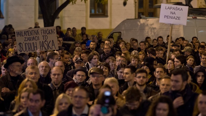 Protest za odvolanie Pavla Pašku v Bratislave.