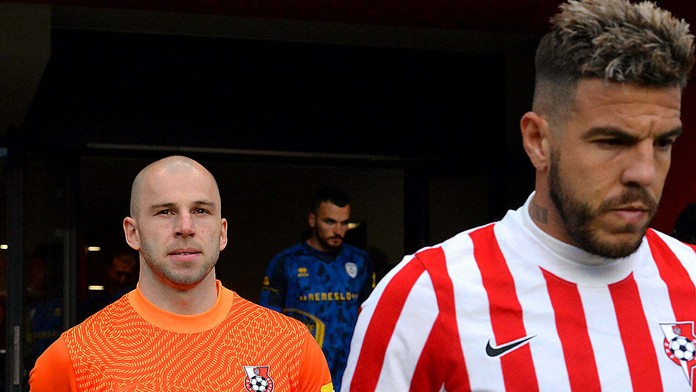 Brankár Martin Chudý (vľavo) s obrancom Robertom Diasom.