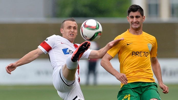 Trenčan Stanislav Lobotka (vľavo) a Žilinčan Bojan Letič v zápase 32. kola futbalovej Fortuna ligy AS Trenčín - MŠK Žilina