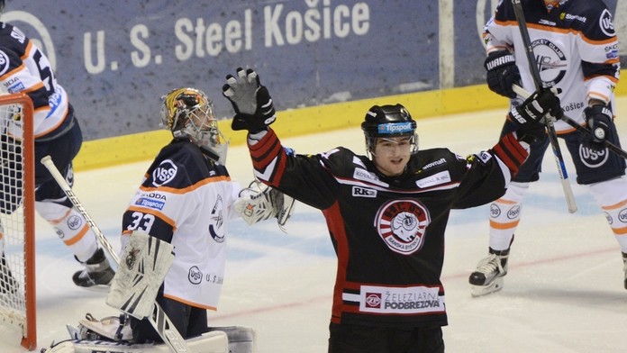 Na snímke vpravo sa teší strelec gólu Tomáš Zigo 