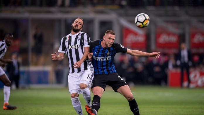 Milan Škriniar (vpravo) v súboji o loptu s Gonzalom Higuaínom.