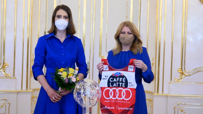 Na snímke vpravo prezidentka SR Zuzana Čaputová a vľavo Petra Vlhová. 