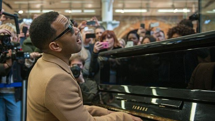 Len si tak čakáte na vlak a zrazu vám na klavíri zahrá John Legend