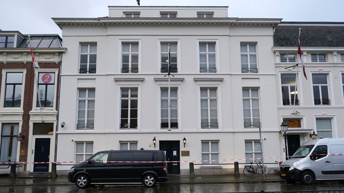 Strkanica medzi poslancami Miroslavom Žiakom (SaS) a Milanom Mazurekom (ĽSNS).