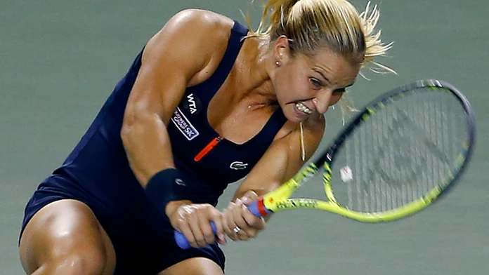 Dominika Cibulková odvracia loptičku Chorvátke Mirjane Lučičovej-Baroniovej.