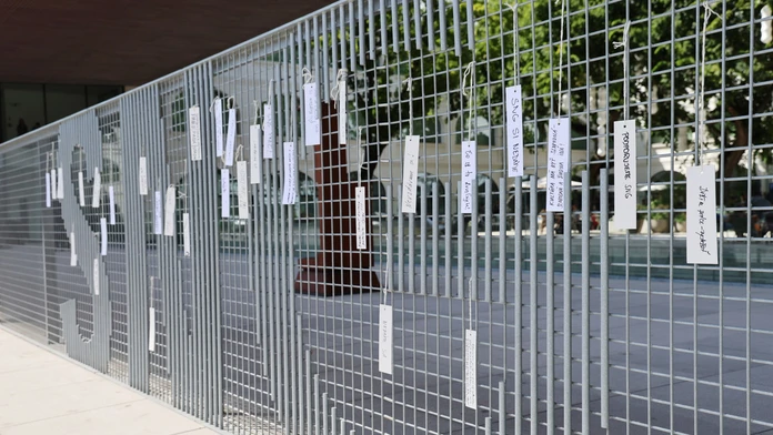 SNG vyzýva ľudí, aby zanechali odkaz na plote nádvoria: Čo pre vás galéria znamená?