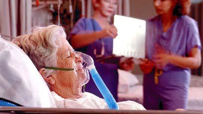 Stará žena na nemocničnej posteli