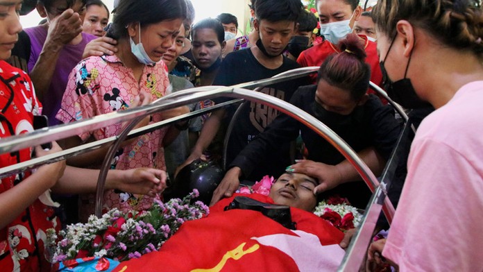 Ľudia nariekajú nad rakvou muža, ktorý zahynul počas zrážok s príslušníkmi bezpečnostných síl.