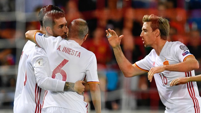 Sergio Ramos (druhý zľava) oslavuje so španielskymi spoluhráčmi gól v kvalifkácii proti Lichtenštajnsku.