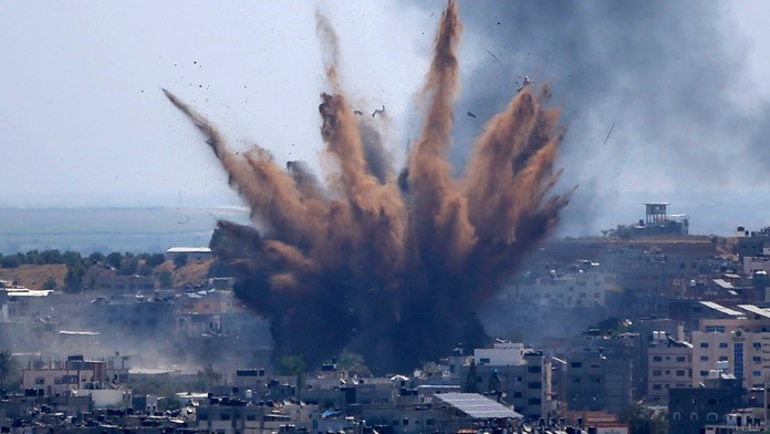 Dym stúpa po izraelskom leteckom útoku na budovu v Gaza City, v pásme Gazy.