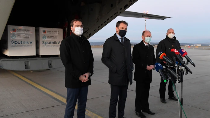 Igor Matovič, Marek Krajčí a infektológ Pavol Jarčuška počas vítania ruskej vakcíny Sputnik V