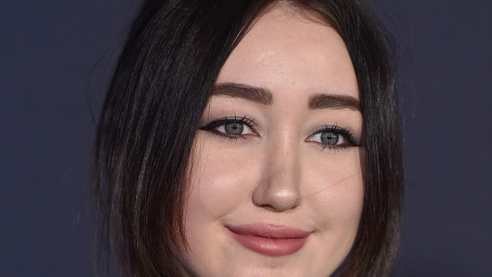 Sestra Miley Cyrus v odvážnych šatách. Má 17, ale nie telo dievčatka