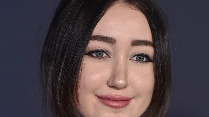 Sestra Miley Cyrus v odvážnych šatách. Má 17, ale nie telo dievčatka