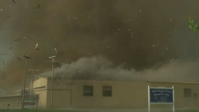 8. ZŠ v Michalovciach, ktorú vo vnútri poškodilo zemetrasenie.