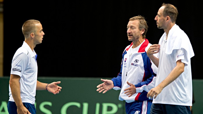 Vpravo Igor Zelenay, v strede nehrajúci kapitán Miloslav Mečíř a vľavo Andrej Martin počas štvorhry proti Poliakom Marcinovi Mat