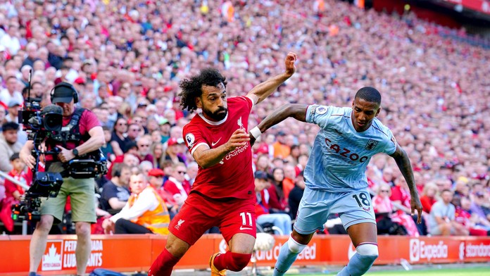 Hráč Liverpoolu Mohamed Salah v súboji o loptu.