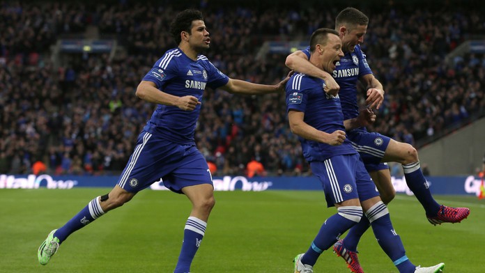 John Terry sa raduje so spoluhráčmi z otváracieho gólu vo finále Ligového poháru Chelsea Londýn - Tottenham Hotspur.