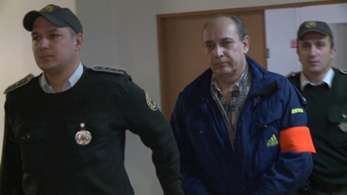 Dominikov otec, ktorý ho odpojil od prístrojov.