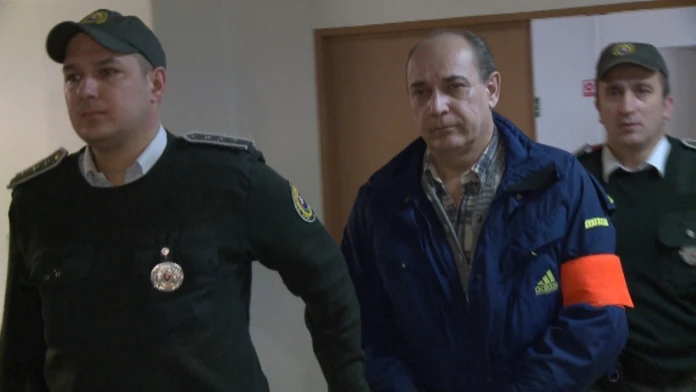 Dominikov otec, ktorý ho odpojil od prístrojov.