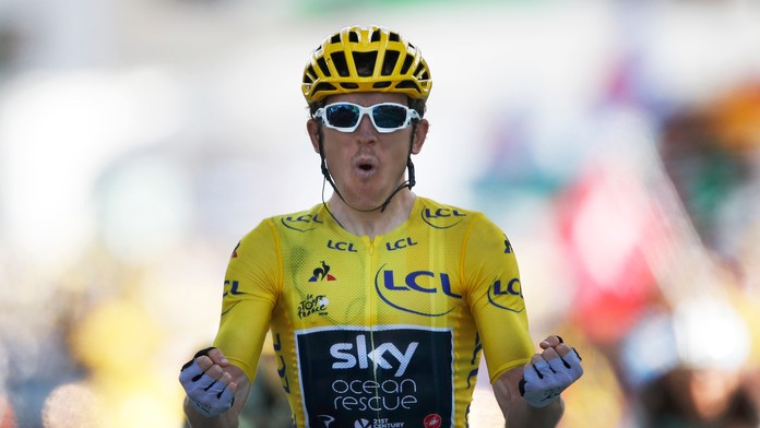 Brit Geraint Thomas sa teší z triumfu v 12. etape Tour de France 2018.