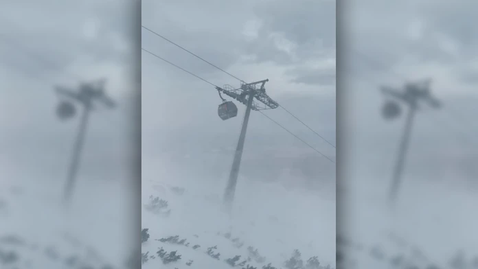 Rozkývaná kabínková lanovka na Skalnatom Plese