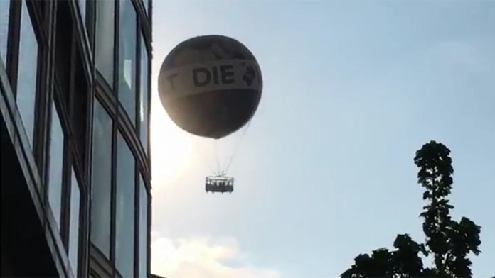 Balón sa divoko kýval vo vzduchu.