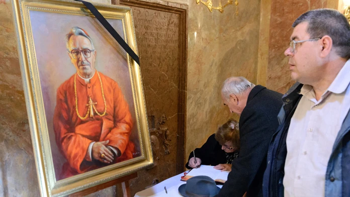Ľudia sa zapisujú do kondolenčnej knihy v Katedrálnej bazilike svätého Emeráma na Nitrianskom hrade. 