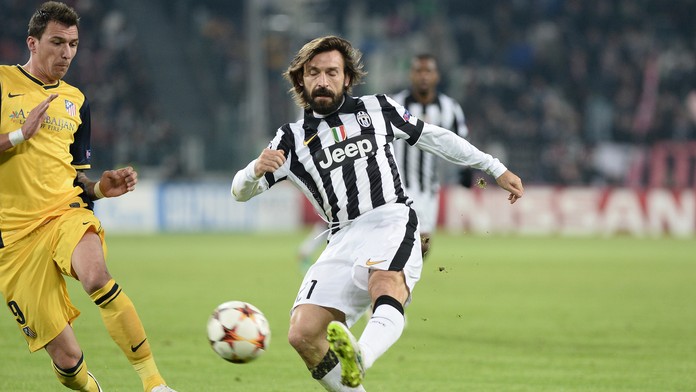 Hráč Atletika Mário Mandžukič (vľavo) a hráč Juventusu Andrea Pirlo v zápase skupiny A